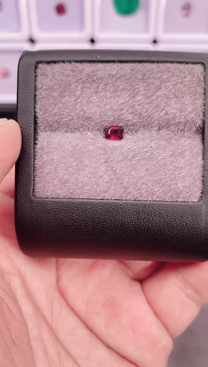 未镶嵌裸石尖晶石0.45