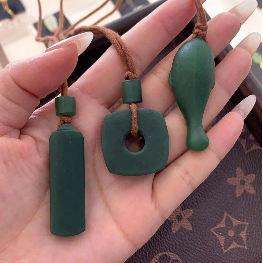 天然和田玉碧玉吊坠