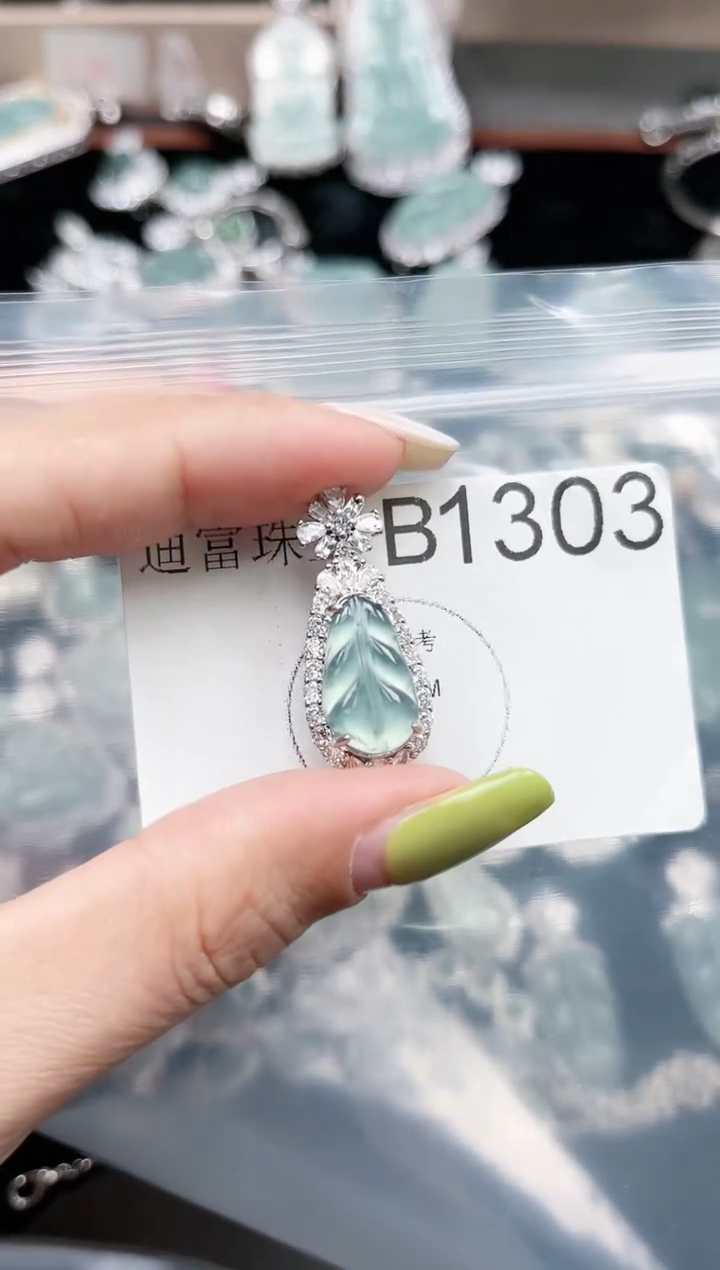 【闪购商品】翡翠颈饰未镶嵌赠皮绳1303