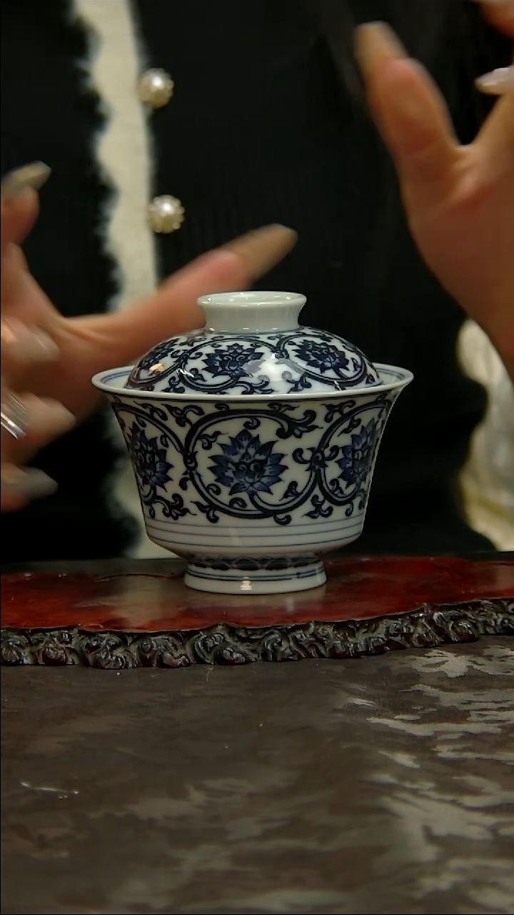 【闪购商品】青花手绘缠枝莲盖碗