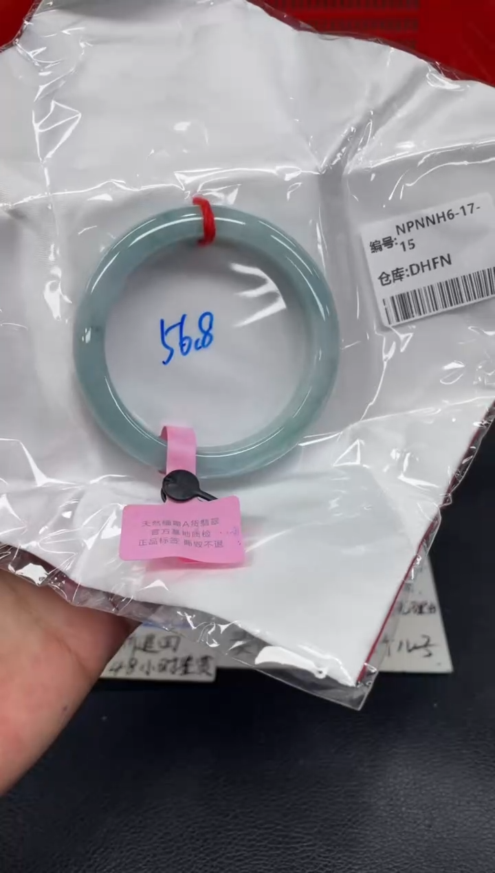 翡翠手镯未镶嵌翡翠手镯