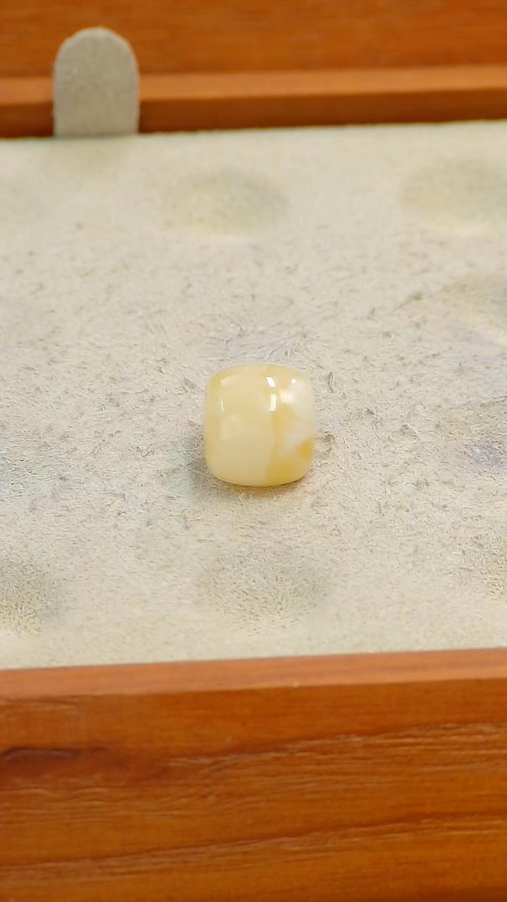 【闪购商品】蜜蜡裸石未镶嵌俄料10MM0.756克