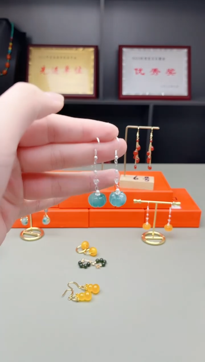 未镶嵌石英质玉（天山翠）耳钉W05