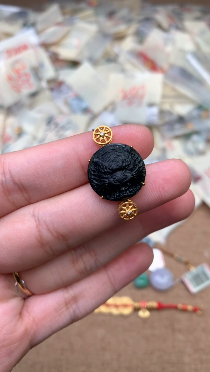 18K金镶嵌挂件翡翠一