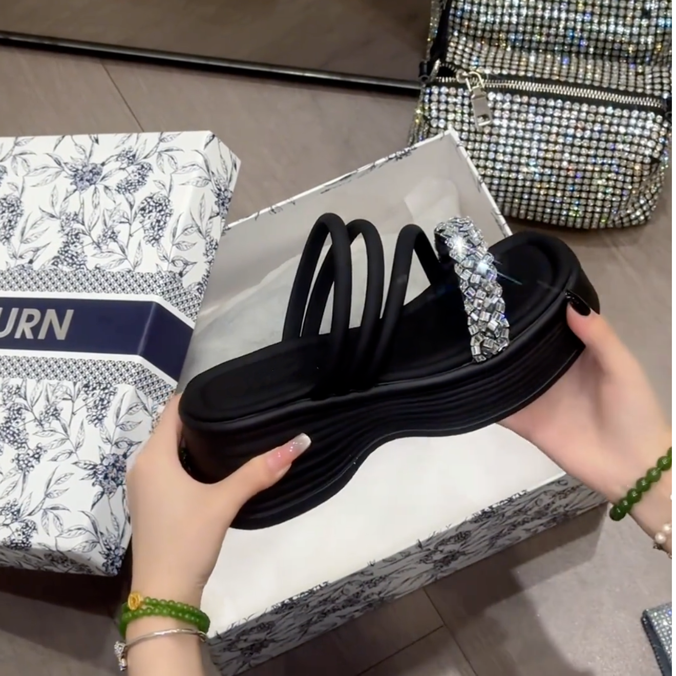 2025夏季新款百搭沙滩鞋小众外穿松糕真皮厚底两穿凉鞋增高一字拖