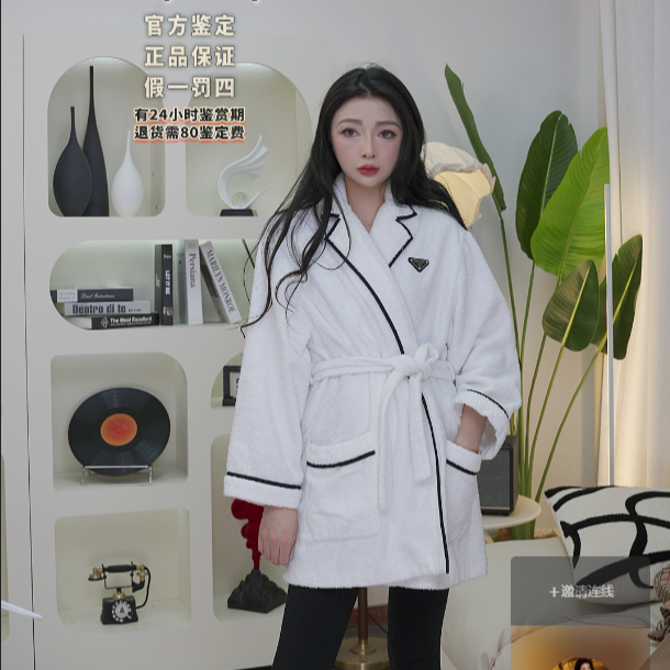 99新 Prada/普拉达 亿颗潮奢 三角徽标浴袍 s码 X205