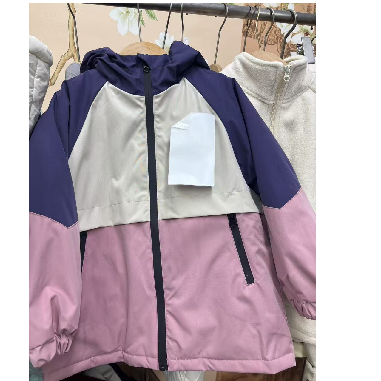 加厚中性冲锋衣。