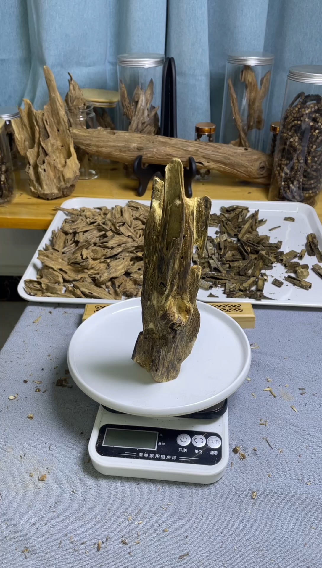 沉香沉香碎屑蓝宝石品种108克