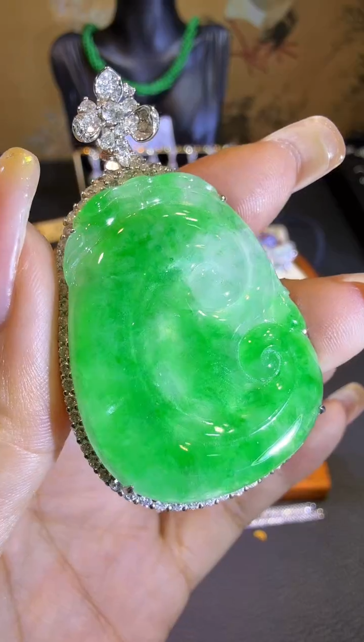 【闪购商品】翡翠吊坠(赠链)18K金镶嵌满绿阳绿大如意