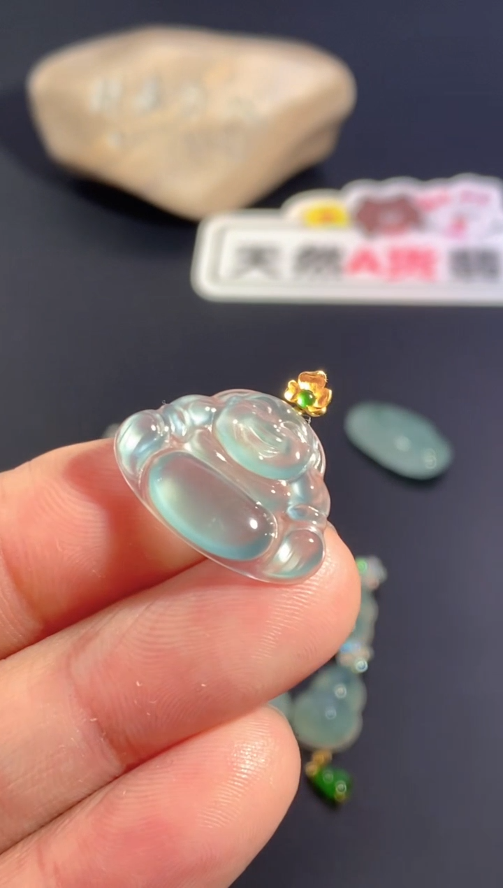 颈饰18K金镶嵌翡翠   