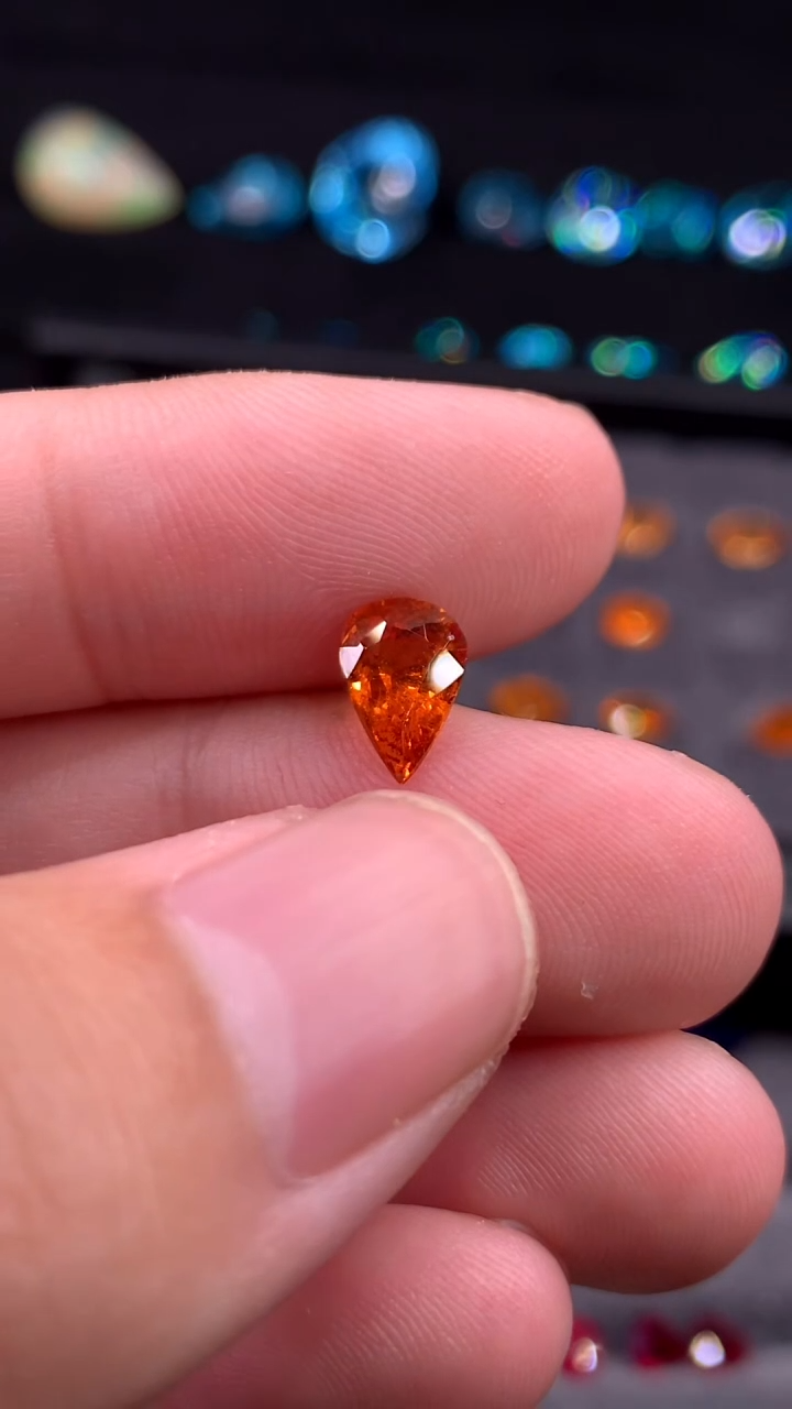 未镶嵌裸石石榴石（芬达石）1.89