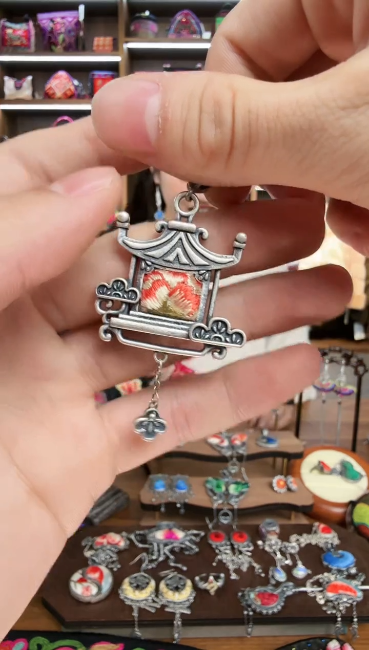 【闪购商品】织绣42蒙阿苏苗绣传承