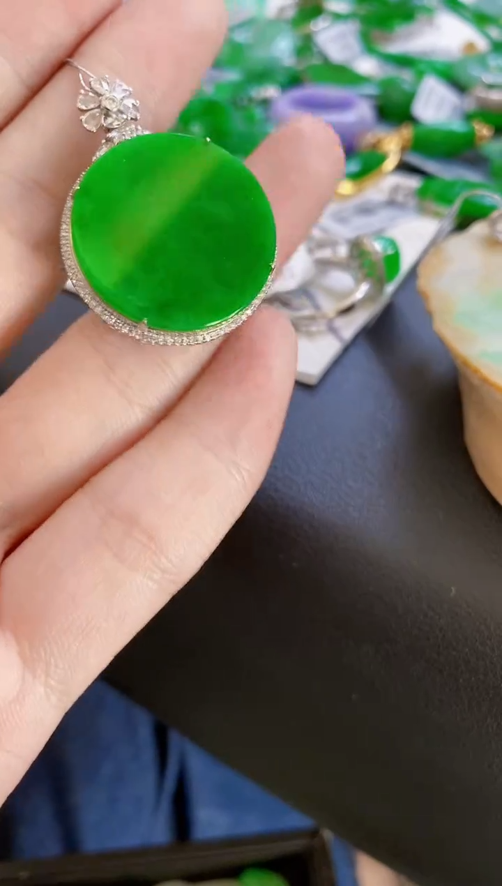 翡翠18K金镶嵌颈饰圆牌