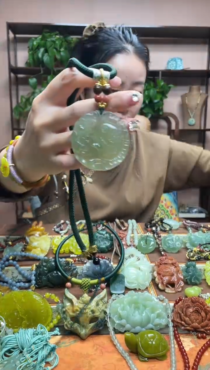 未镶嵌岫玉吊坠多样性发货发其中之一