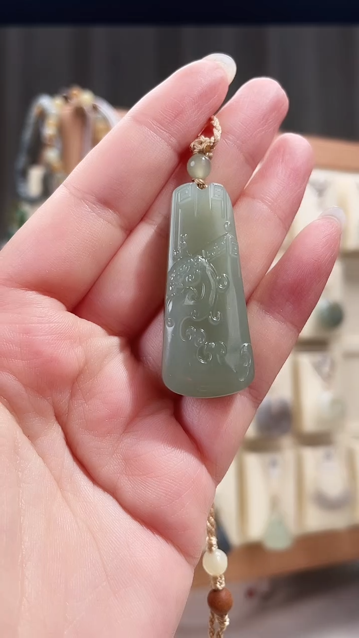 颈饰未镶嵌和田玉41.8*17.9*8.8毫米新疆且末料府上有龙