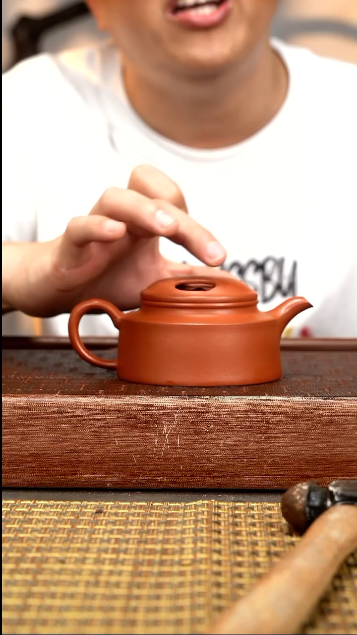 茶壶紫砂朱泥牛盖莲子
