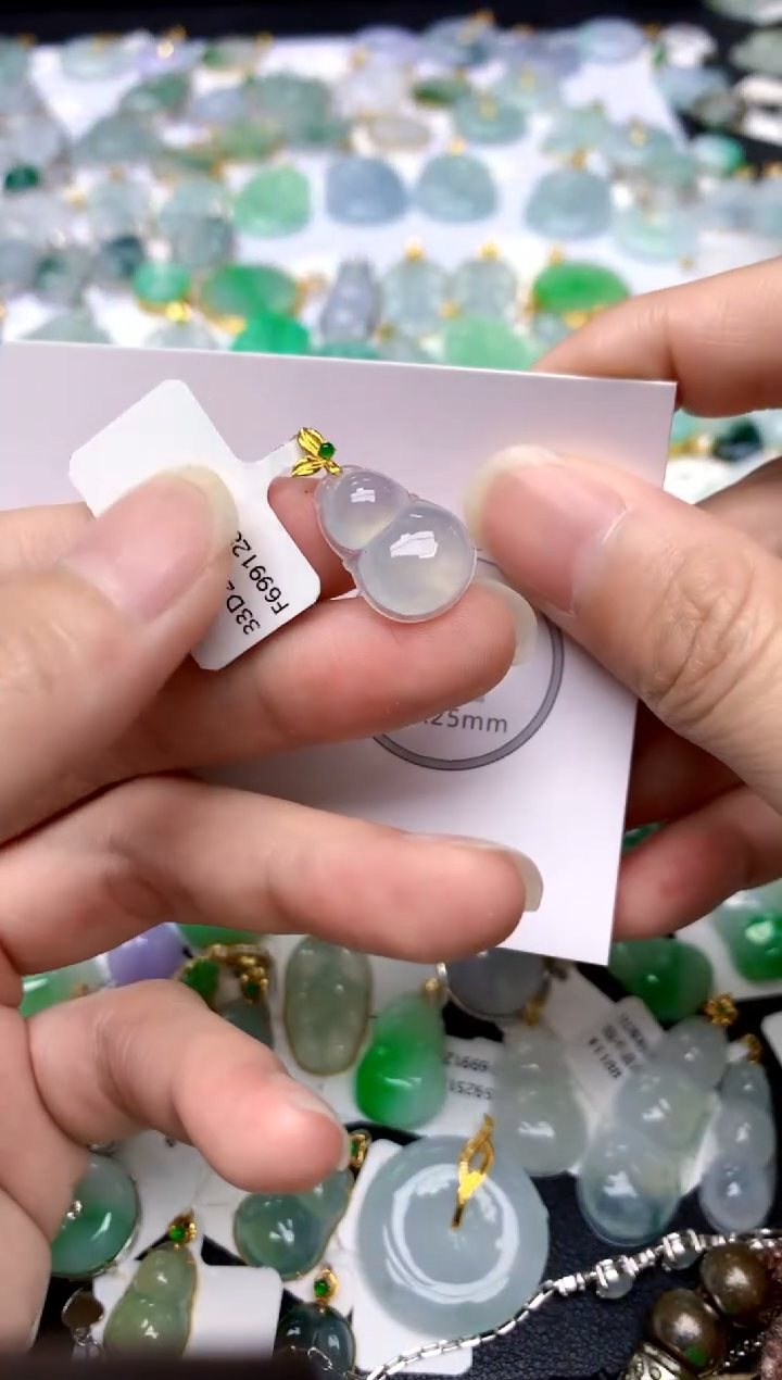 颈饰18K金镶嵌翡翠天然A货翡翠