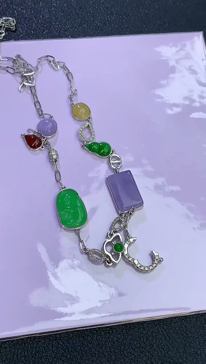 颈饰18K金镶嵌翡翠赠礼盒 麦麦