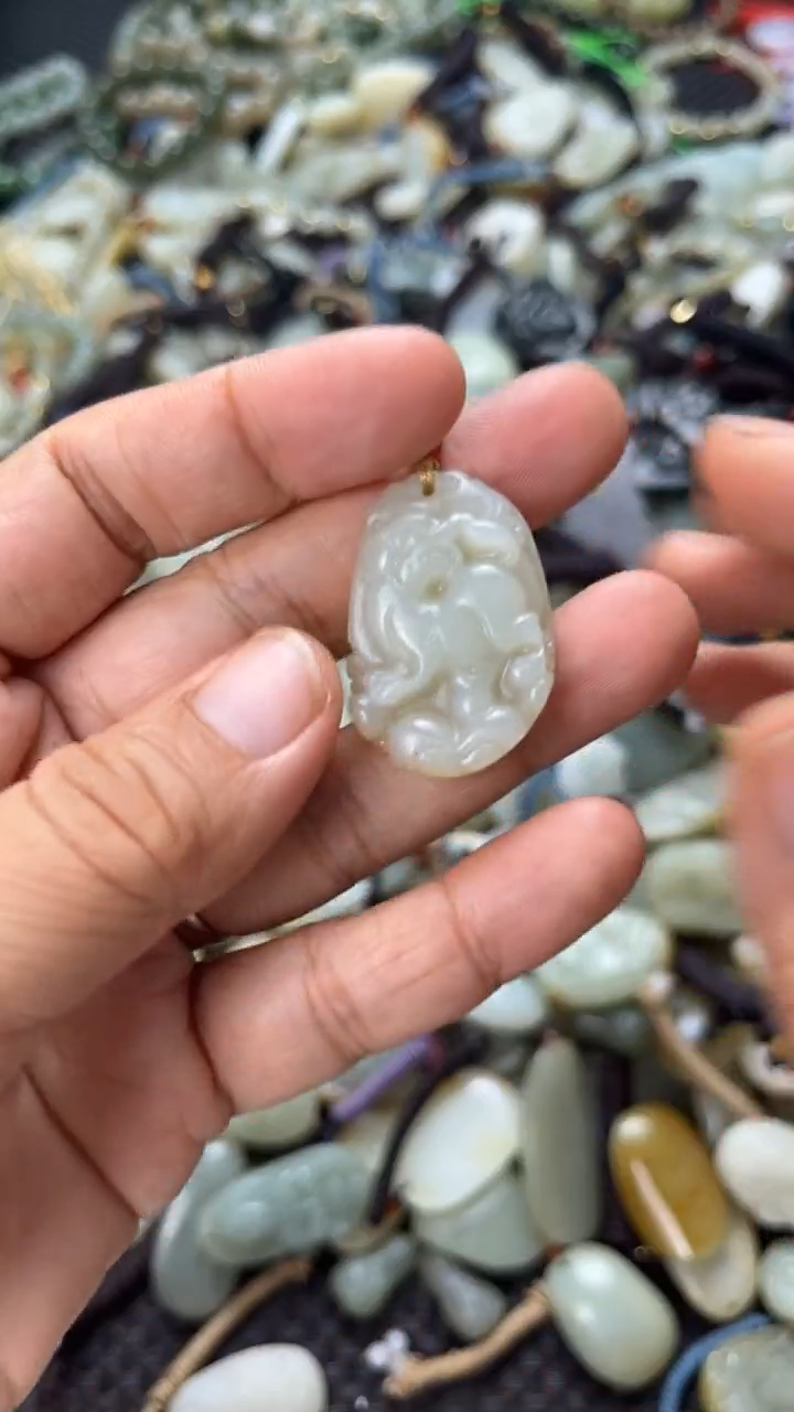 和田玉未镶嵌颈饰（多样性发一件）没有证书有瑕