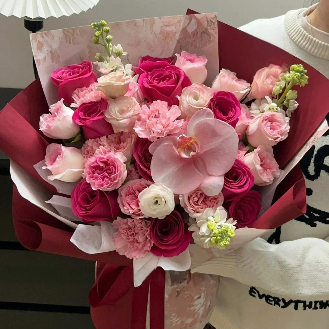 浪漫温馨鲜花❤10朵弗洛伊德混搭康乃馨粉玫瑰花束送朋友送老婆鲜花小时达同城配送