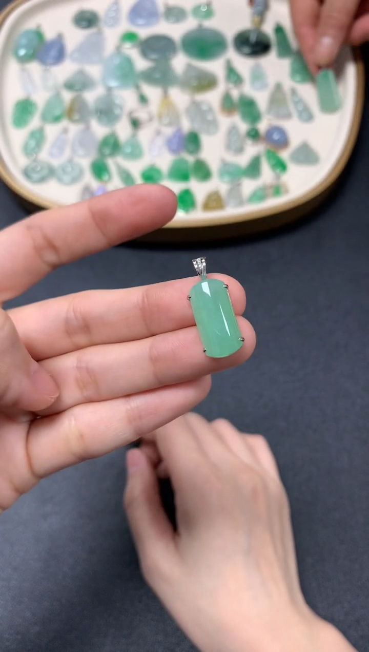 【闪购商品】翡翠吊坠(不含链)18K金镶嵌2380