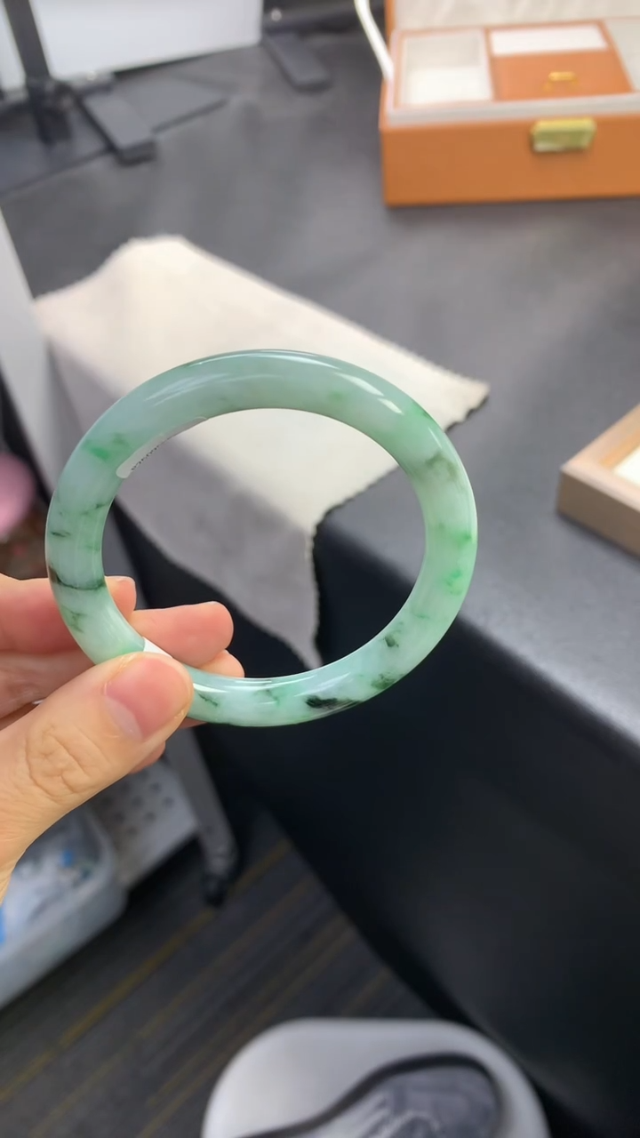 未镶嵌手镯（圆镯）翡翠退货需手镯吊牌标签完好