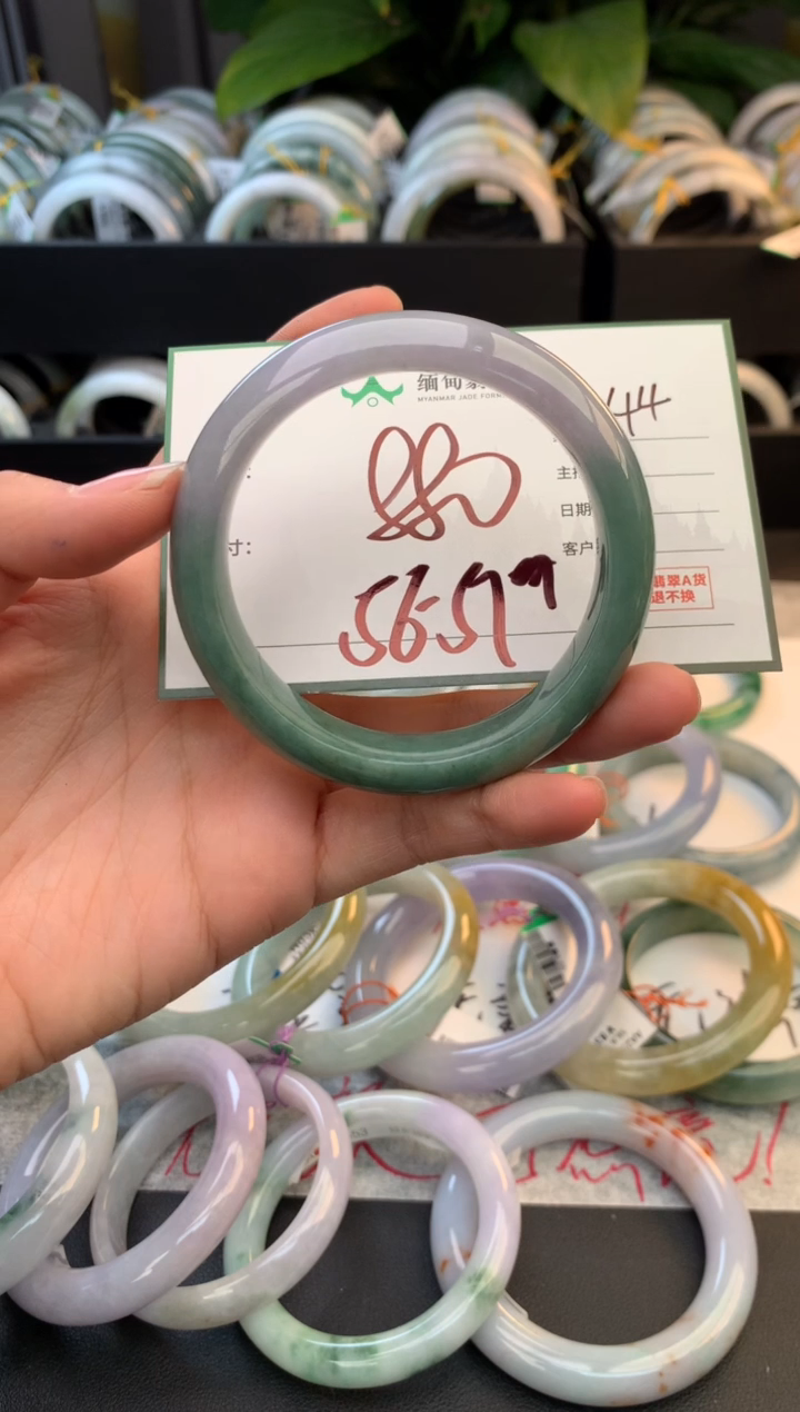 未镶嵌定制翡翠毛货需精细抛光+多人