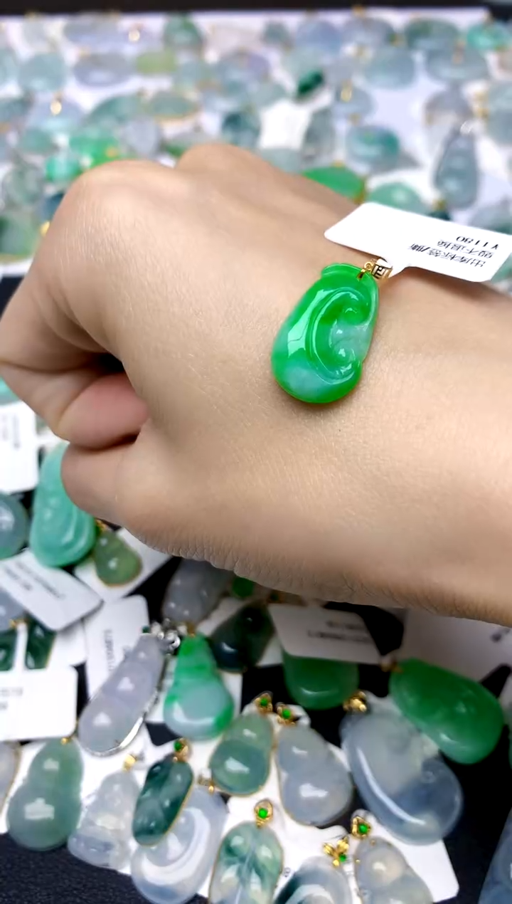 颈饰18K金镶嵌翡翠天然A货翡翠