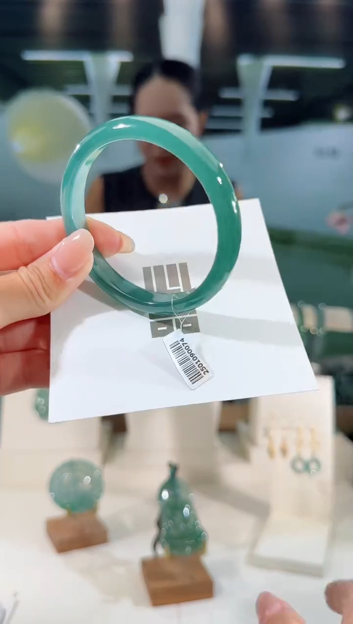 翡翠手镯未镶嵌55圈