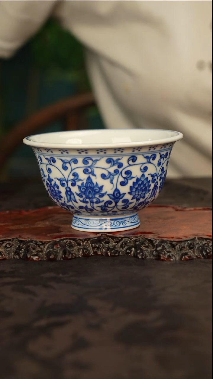青花手绘缠枝莲主人杯