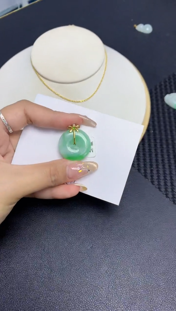 翡翠挂件18K金镶嵌天然翡翠A货 