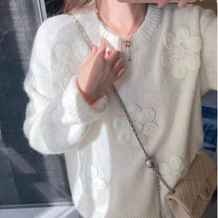 637 立体花朵奶白色针织上衣新款圆领长袖女637