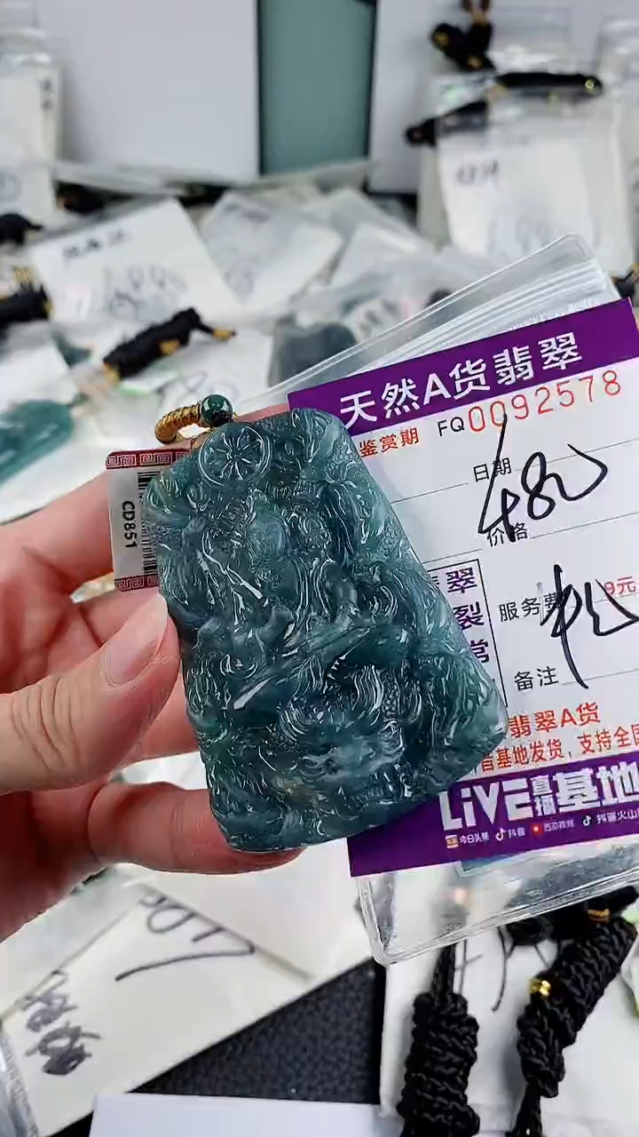 翡翠未镶嵌颈饰                  