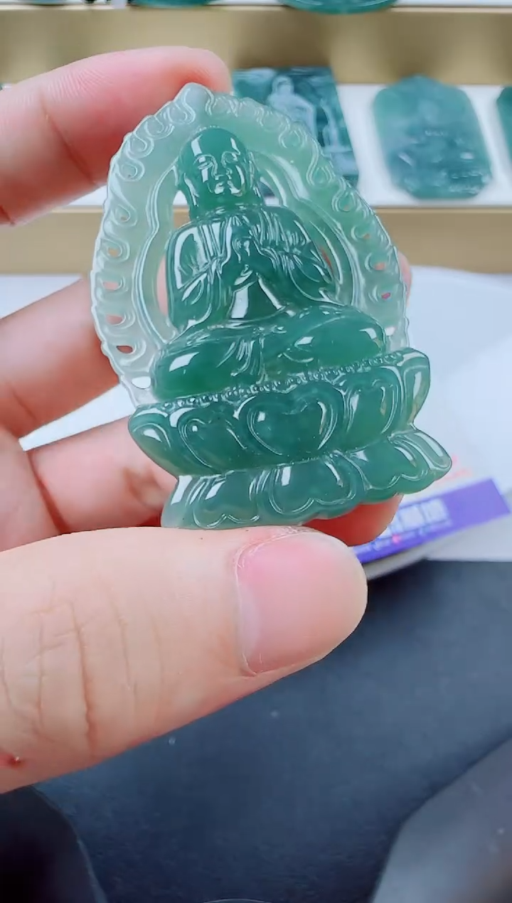 翡翠未镶嵌颈饰大日多样性发其一