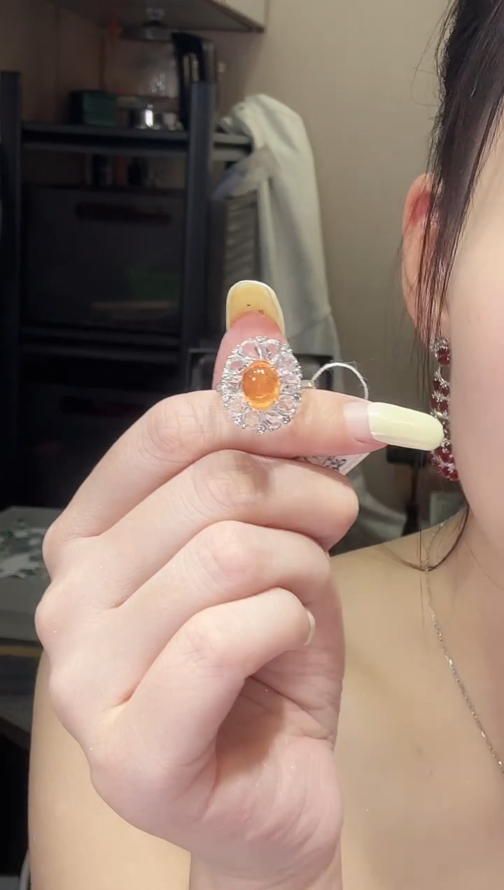 18K金镶嵌戒指石榴石3.8ct