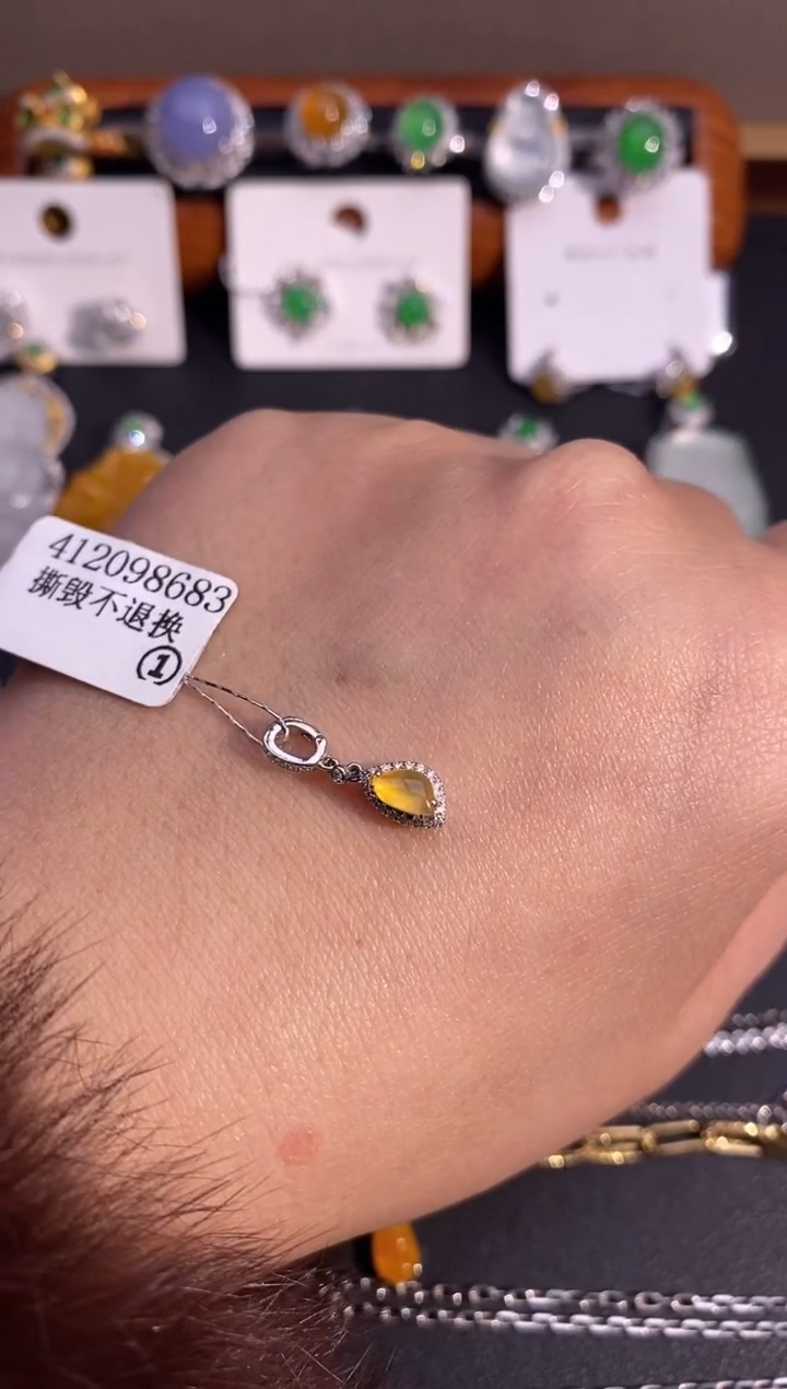 【闪购商品】翡翠颈饰18K金镶嵌吊坠