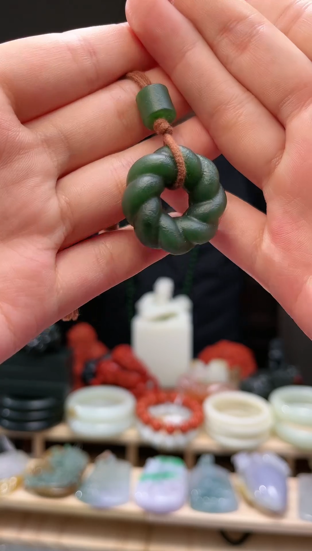 颈饰未镶嵌和田玉吊坠