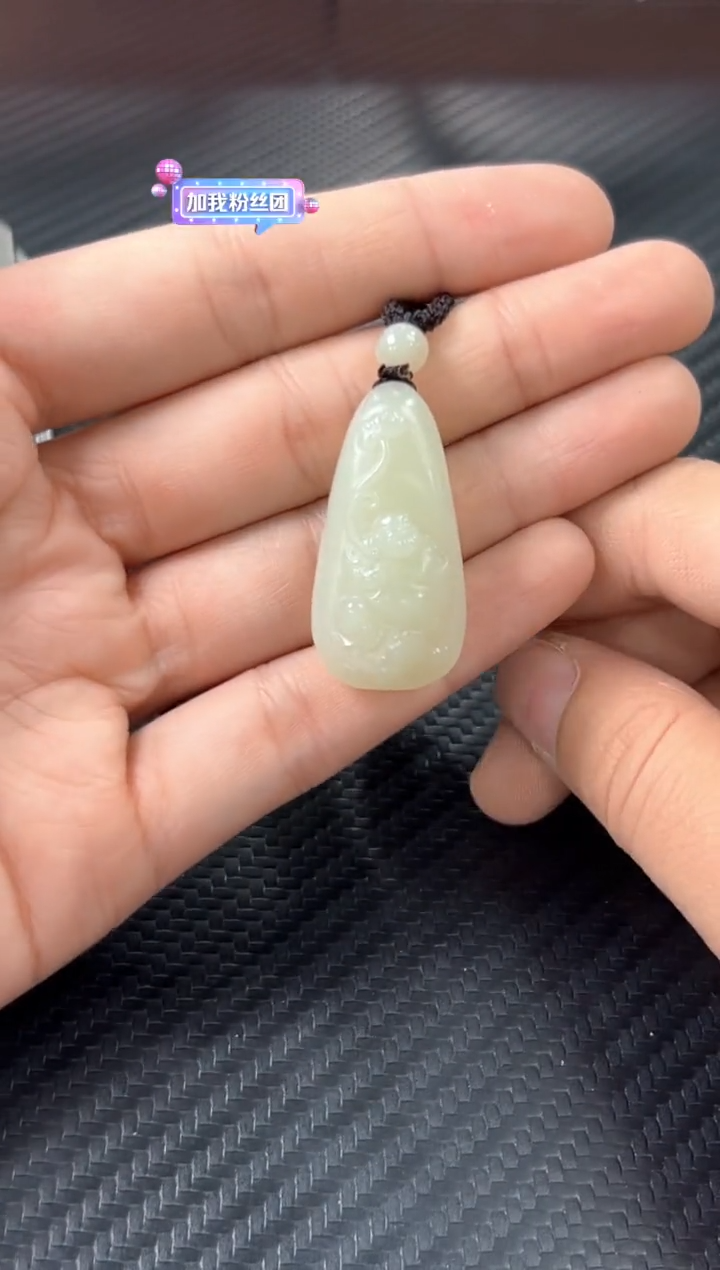 吊坠(赠链)未镶嵌和田玉且末微色差迪克兰一细吊坠