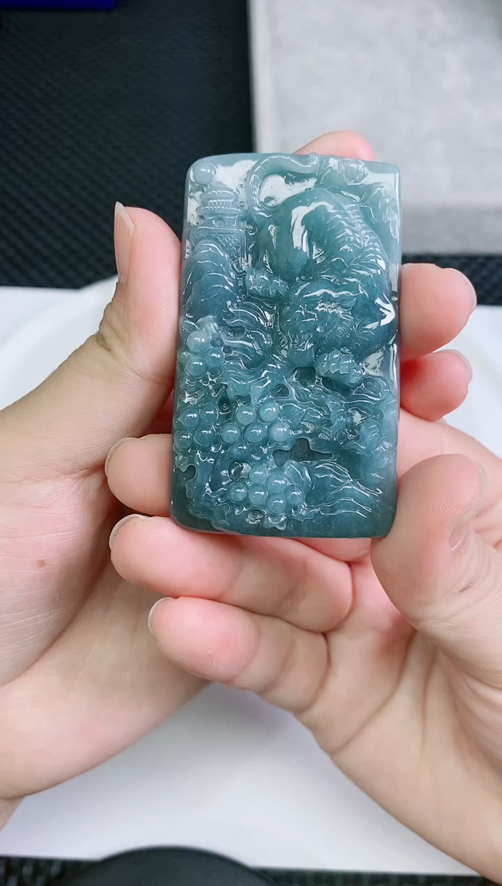 翡翠未镶嵌颈饰         