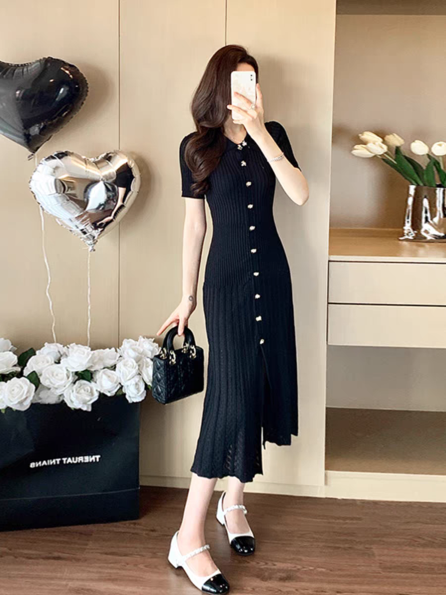 2025年春夏新款赫本风小黑裙短袖冰丝针织连衣裙修身度假长裙子