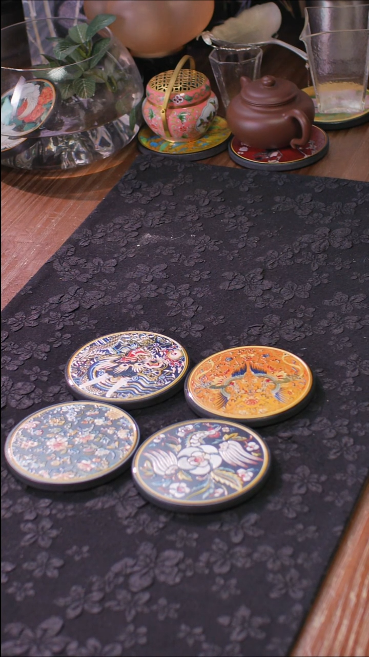 壹藏贰宝花龙戏凤图案杯垫一套