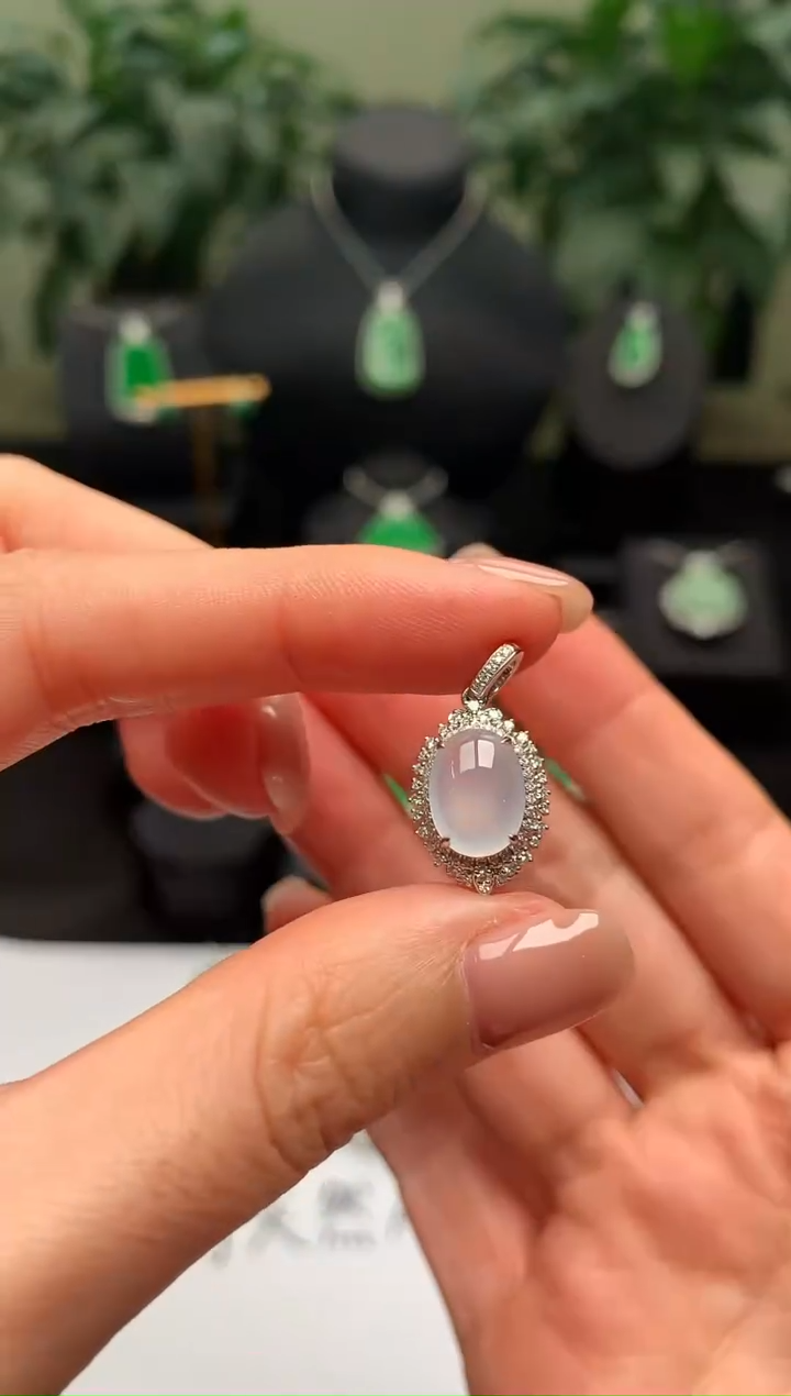 颈饰18K金镶嵌翡翠冰蛋