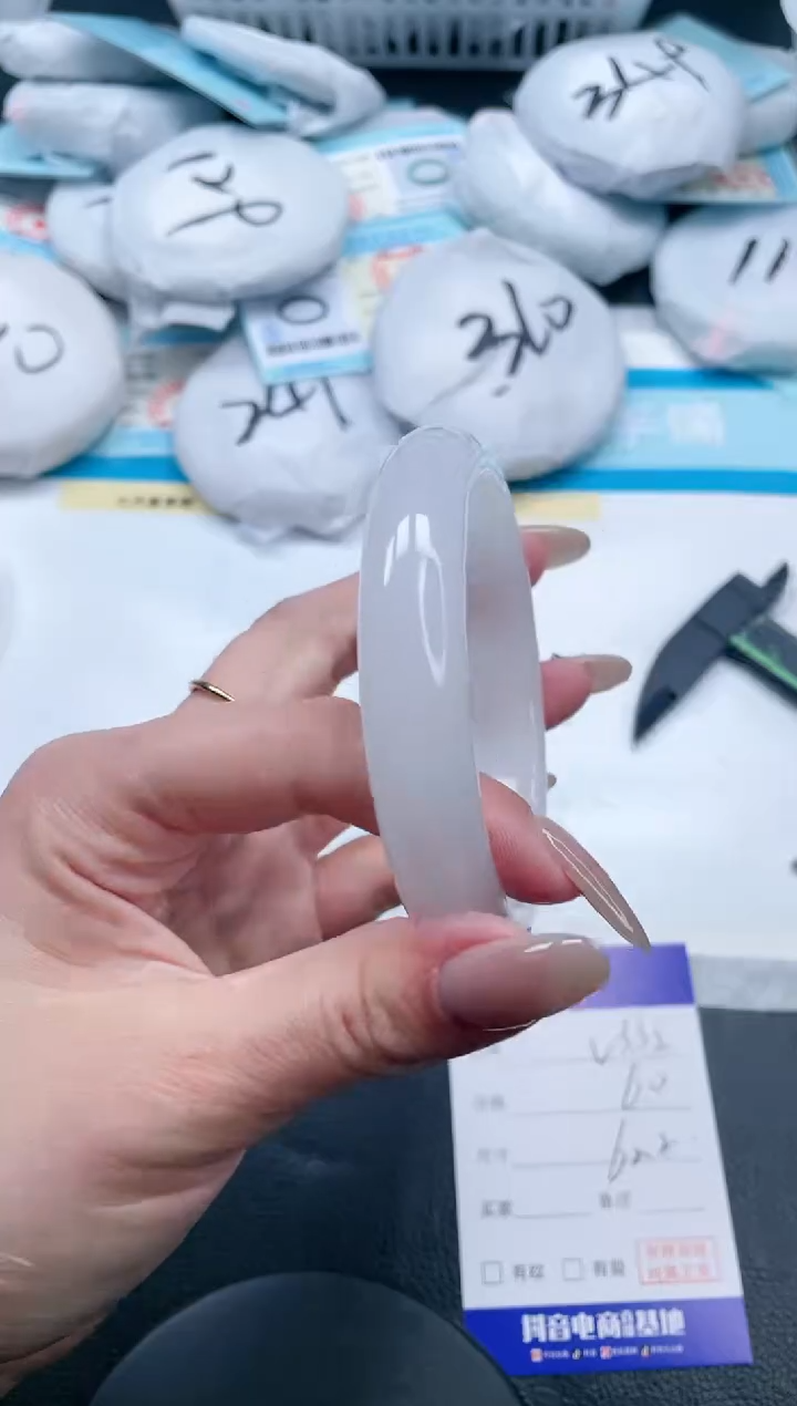 【闪购商品】石英质玉手镯未镶嵌21V332-62