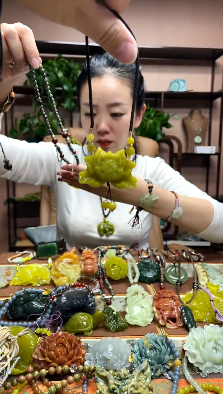 未镶嵌岫玉颈饰多样性发货发其中之一