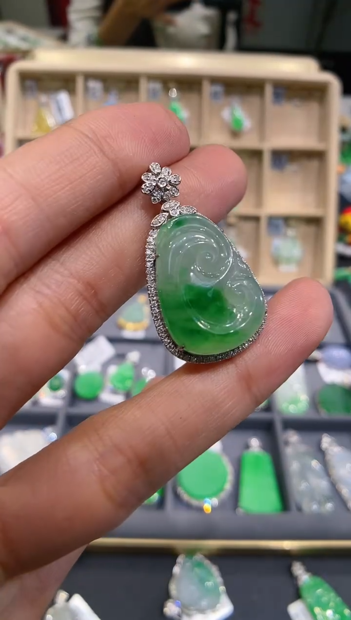 【闪购商品】翡翠吊坠(不含链)18K金镶嵌如意
