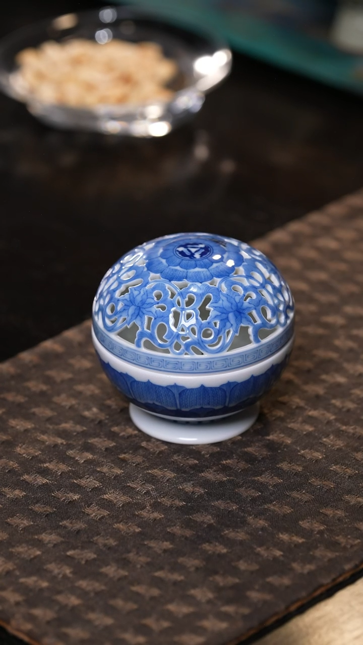 妙色珍玩莲瓣镂空熏香炉