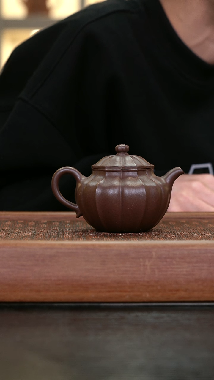 茶壶紫砂    筋纹莲子      180cc   革紫泥  全手工