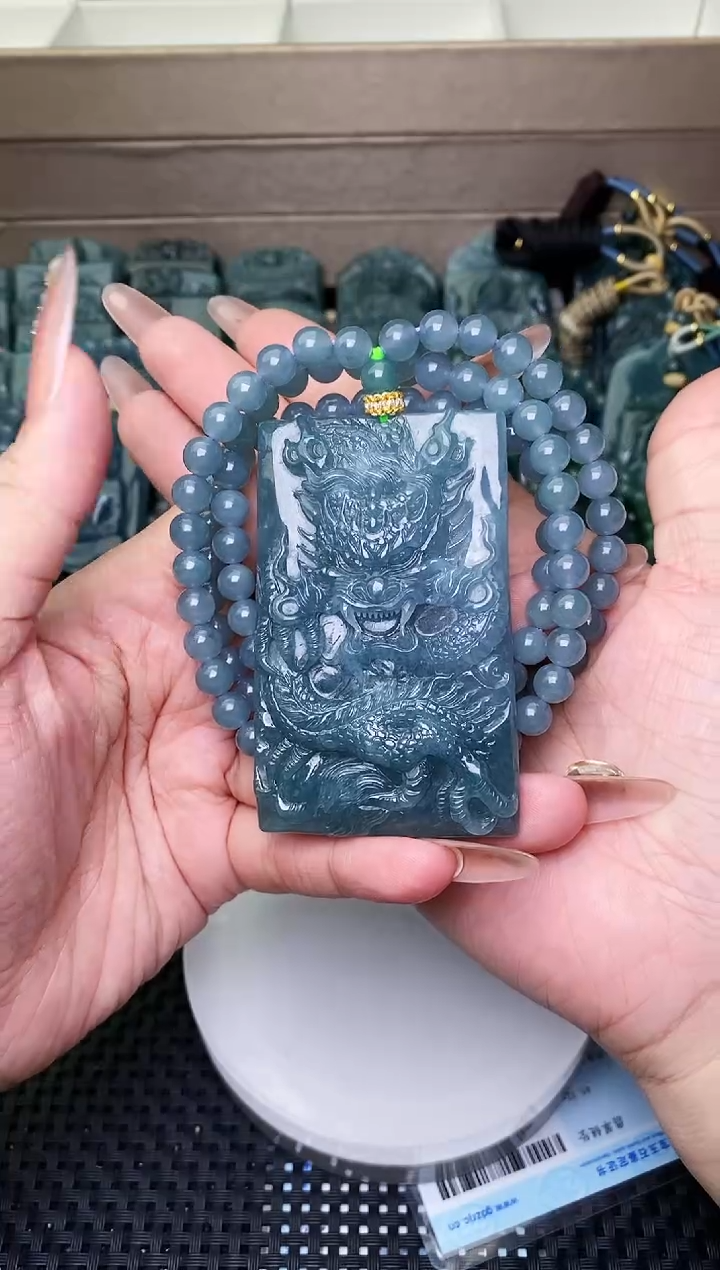 颈饰未镶嵌翡翠 