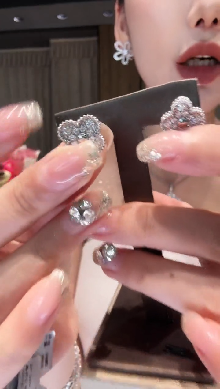 铂Pt950镶嵌耳饰钻石花朵