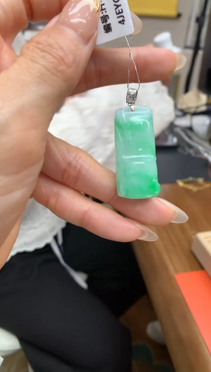 【闪购商品】翡翠颈饰18K金镶嵌竹节